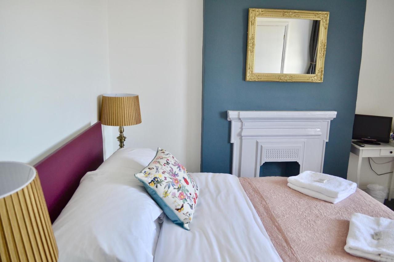 The Nags Head Hotel Lyme Regis Bagian luar foto