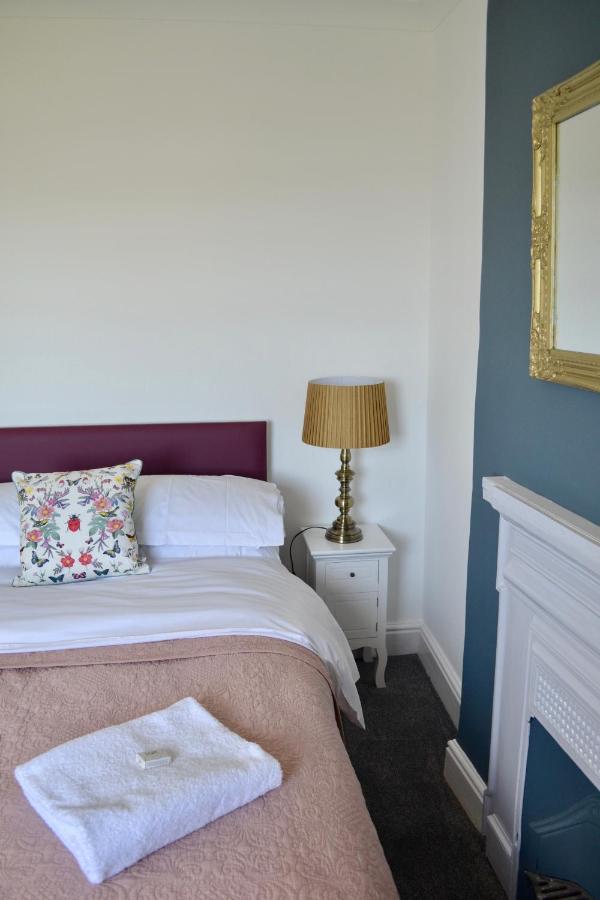 The Nags Head Hotel Lyme Regis Bagian luar foto