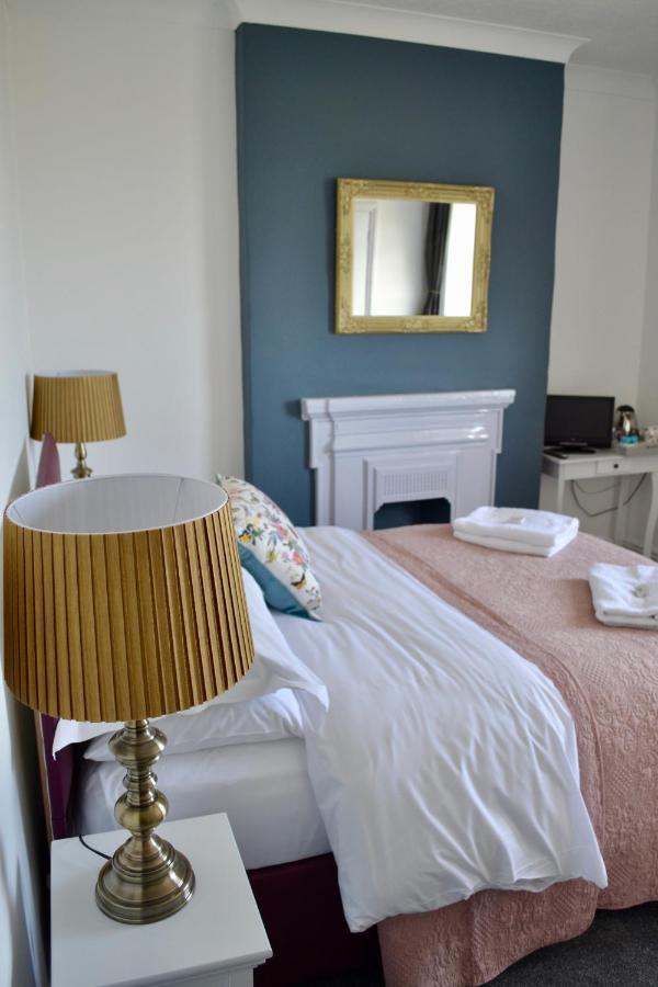 The Nags Head Hotel Lyme Regis Bagian luar foto